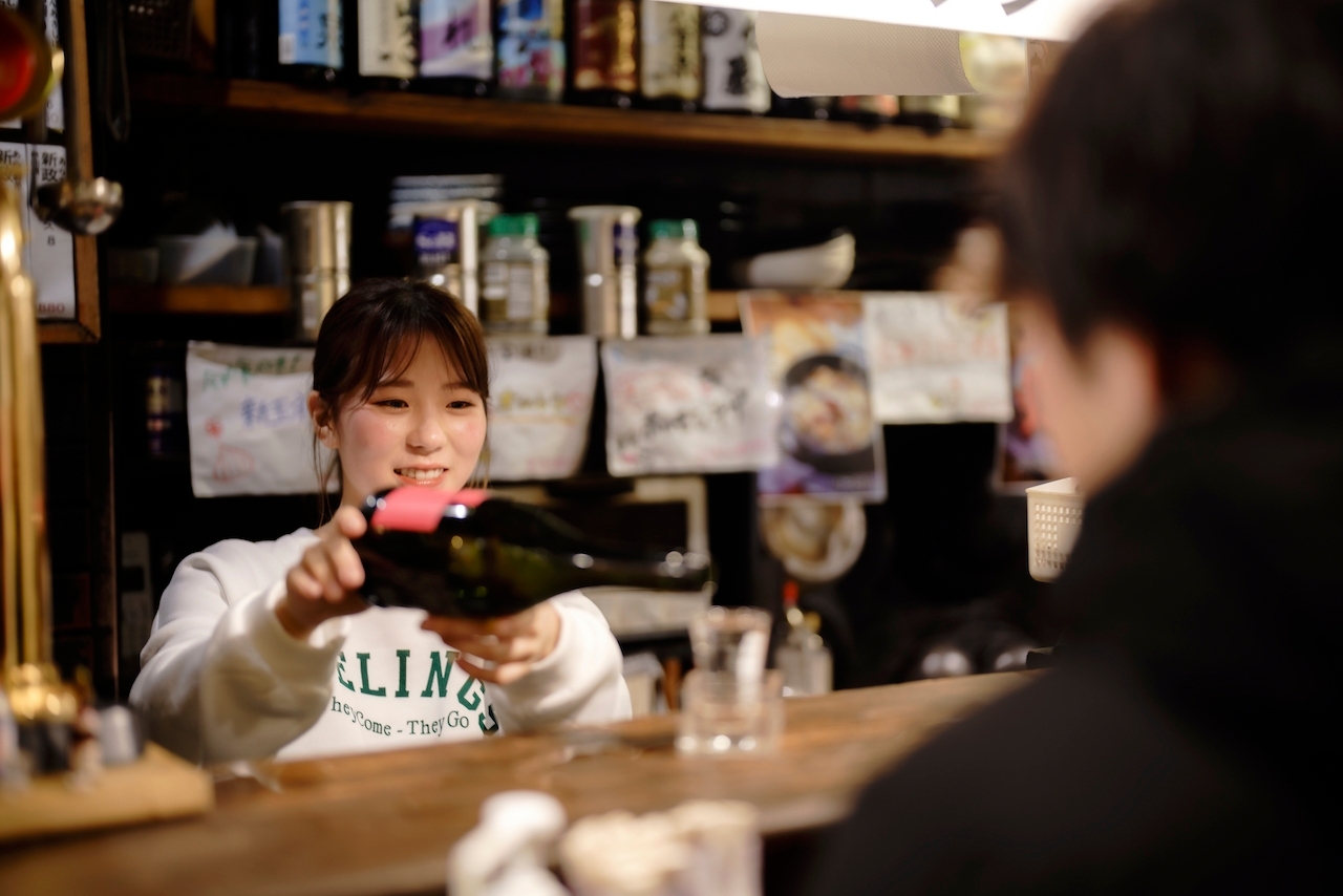 超実践型！人気の立喰居酒屋「金獅子」で飲食店運営を学ぶ